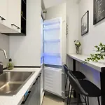 Comfortable 1br With Balcony In Downtown Apartment Bukarest