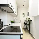 Comfortable 1br With Balcony In Downtown *