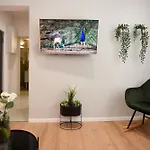 Comfortable 1br With Balcony In Downtown Apartment Bukarest
