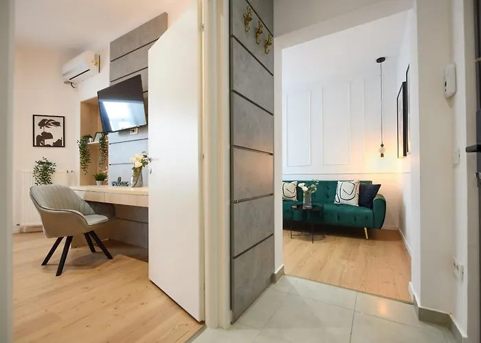 Comfortable 1br With Balcony In Downtown Бухарест