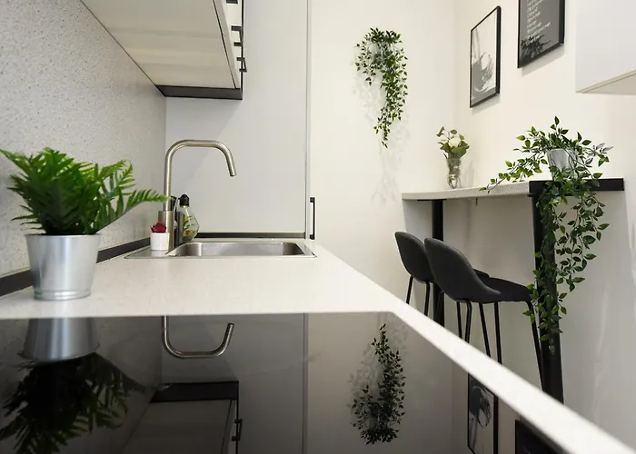 Comfortable 1br With Balcony In Downtown Апартаменти *