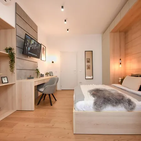 Comfortable 1br With Balcony In Downtown