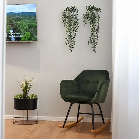 Comfortable 1br With Balcony In Downtown *