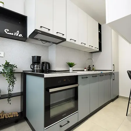 Apartman Comfortable 1br With Balcony In Downtown