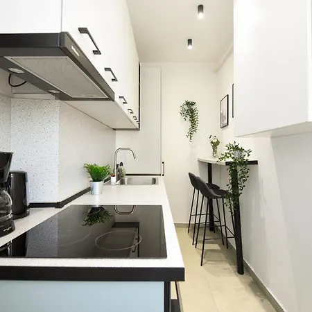 Comfortable 1br With Balcony In Downtown *