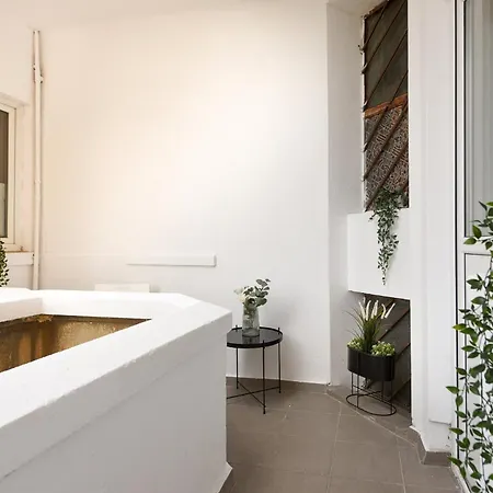 Comfortable 1br With Balcony In Downtown Apartman *