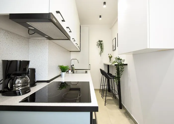 Comfortable 1br With Balcony In Downtown *