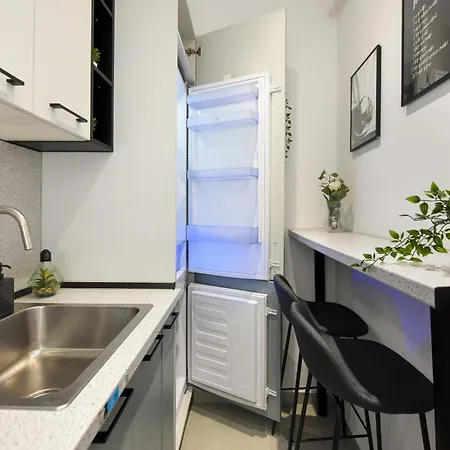 Comfortable 1br With Balcony In Downtown Daire Bükreş