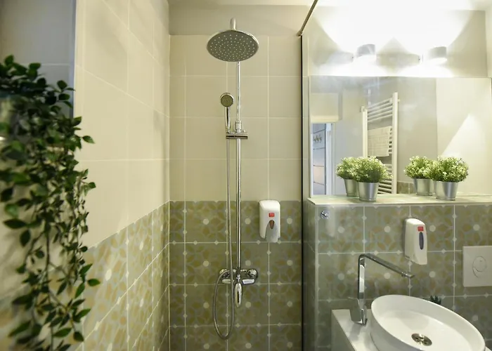 Comfortable 1br With Balcony In Downtown Διαμέρισμα