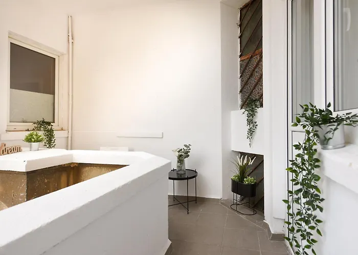 Comfortable 1br With Balcony In Downtown Διαμέρισμα *